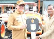 Pemkab Banyuasin Serahkan 42 Unit Traktor Untuk Kelompok Tani