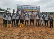 PT Pulau Subur Dukung Polsek Rambutan Tanam Jagung