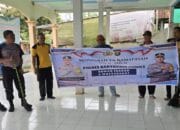 Polsek Rambutan Bagikan Sembako Bersihkan Masjid