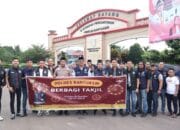AKBP Ruri Bagikan Takjil Bagi Pengendara