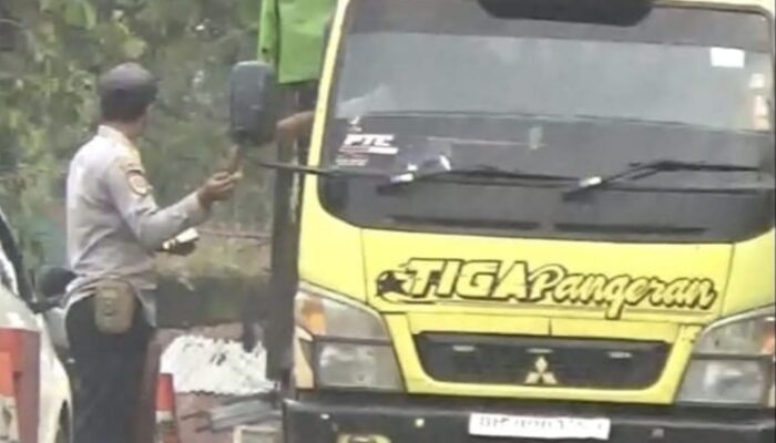 Oknum Petugas Dishub Pungut Retribusi di Pinggir Jalan