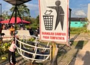 Poster Ada Kotak Sampahnya Tiada. Taman Kota Banyuasin Jadi Jorok