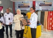 Anggota DPR RI Kartika Sandra Desi Borong Hasil Kerajinan Warga Binaan Lapas Banyuasin