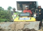 Pastikan Pembangunan Jalan desa Srikaton Tepat Waktu