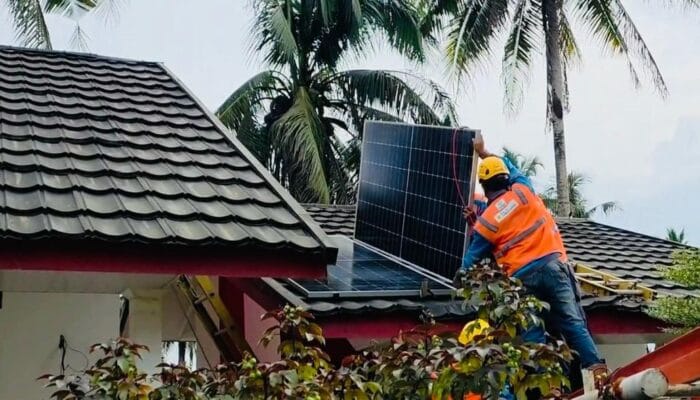 PLN Untuk Pendidikan di Pelosok. SDN Sungai Jambu Kini Nikmati Listrik Tenaga Surya