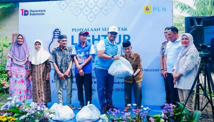 PLN UID S2JB Kembali Nyalakan 136 Sambungan Listrik Gratis Melalui Program Light Up The Dream