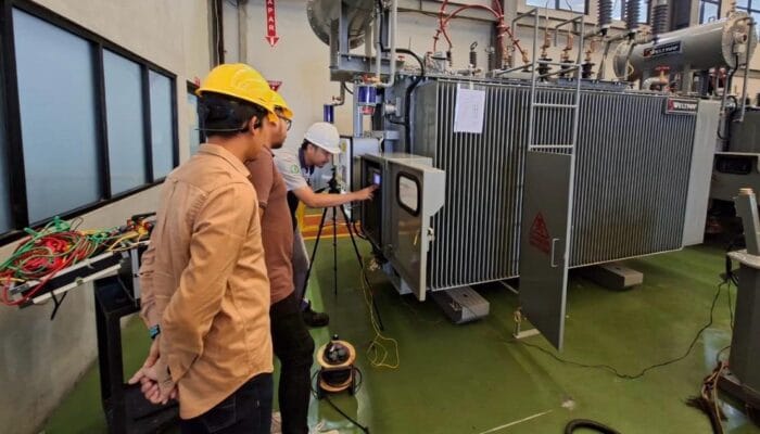 Peningkatan Keandalan PLN UP3 Palembang Uji Kualitas AVR di Pabrikan