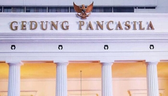 Pancasila di Persimpangan Jalan