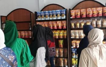PLN Serahkan Gerobak Listrik Sampah Dorong Ekonomi dan Edukasi