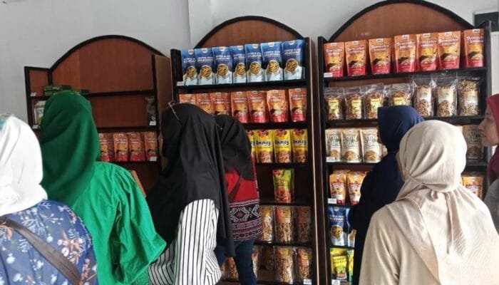 PLN Serahkan Gerobak Listrik Sampah Dorong Ekonomi dan Edukasi